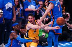 关键时刻NBA季后赛焦点战，犹他爵士篮板制胜，引发热议，控场能力受关注(nba季后赛篮板排行榜)-安博娱乐