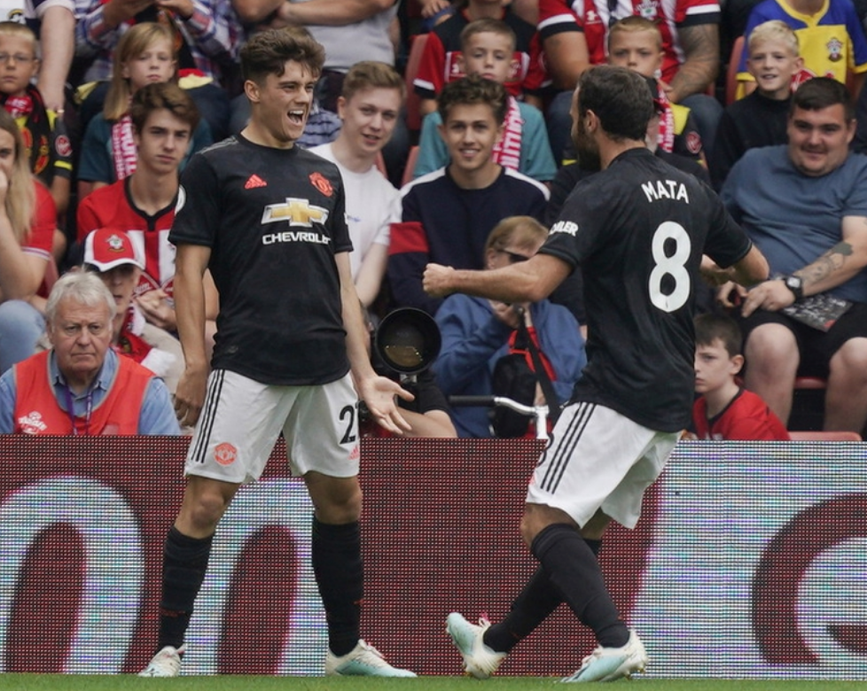 清晨英超传出新动向；费城76人伤情更新；管理层表态——管理层满意；临场指挥获称赞的简单介绍